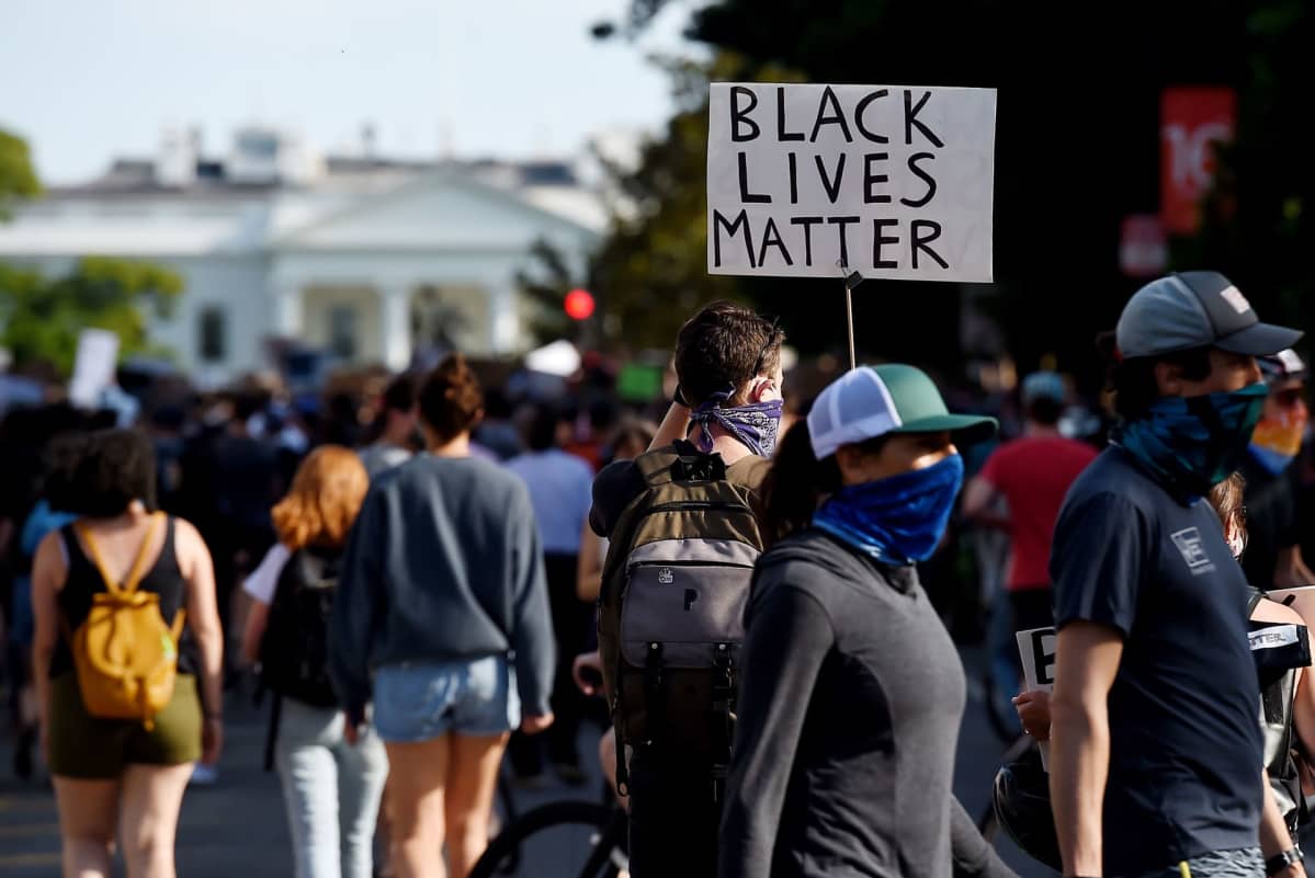 Mielenosoittajia lähellä Lafayetten puistoa Washington DC:ssä.