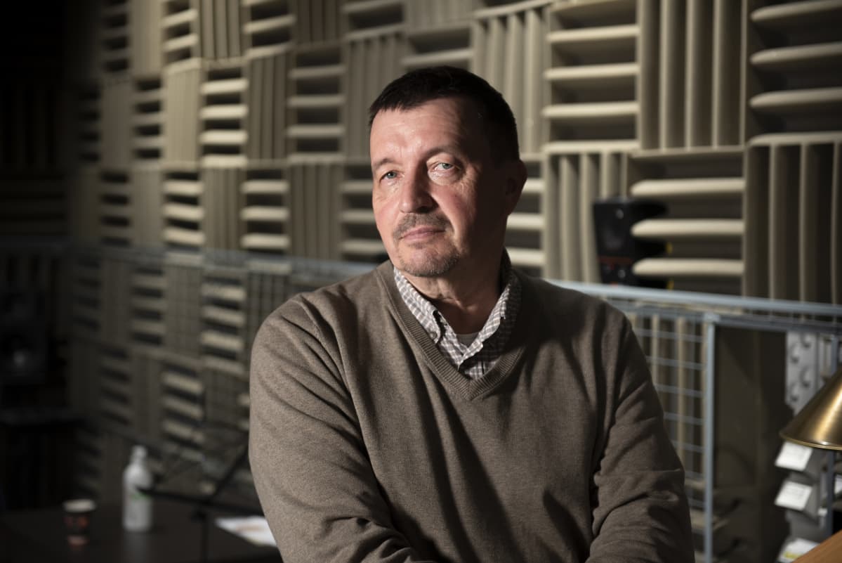 Tuottaja Pekka ruohoranta äänitysstudiossa.