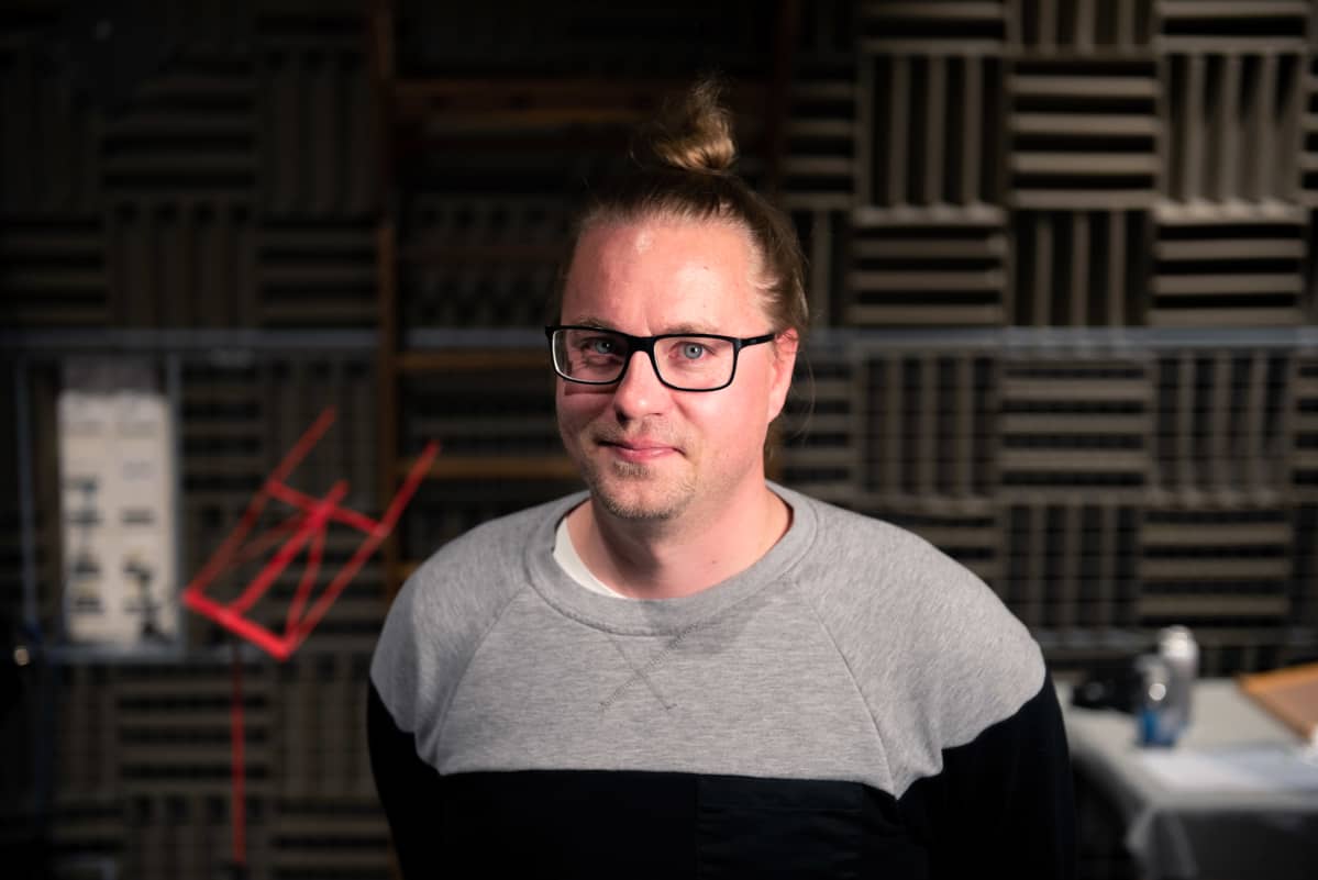 Ohjaaja Jarno Kuosa äänitysstudiossa.
