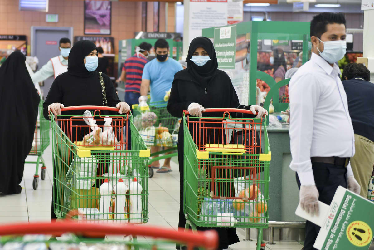Qatarilaisia ostamassa tarvikkeita Id al-Fitr-juhlaa varten toukokuun lopussa. Maassa on todettu yli 70 000 koronatartuntaa, mutta vain alle 60 kuolemaa on tähän mennessä kirjattu koronakuolemaksi. Tartunnat alkoivat lisääntyä vasta huhtikuun puolivälissä.