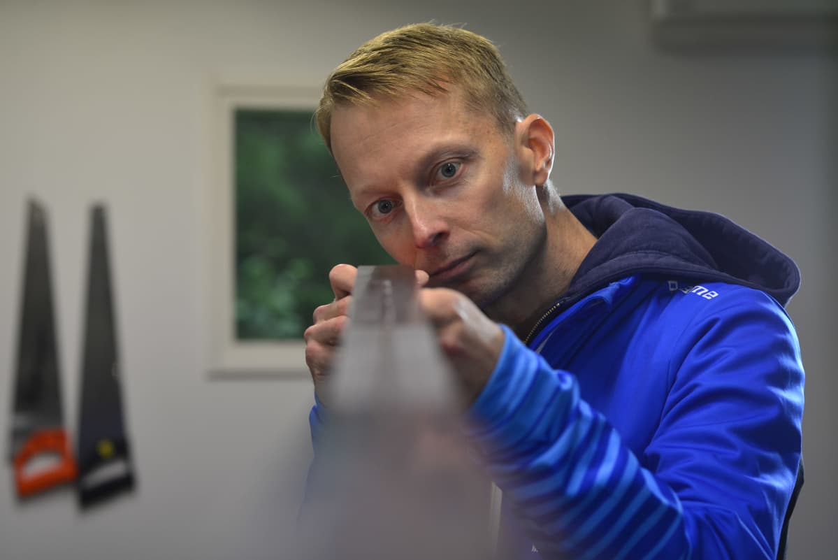 Antti Ekonoja tutkii suksen pohjaa