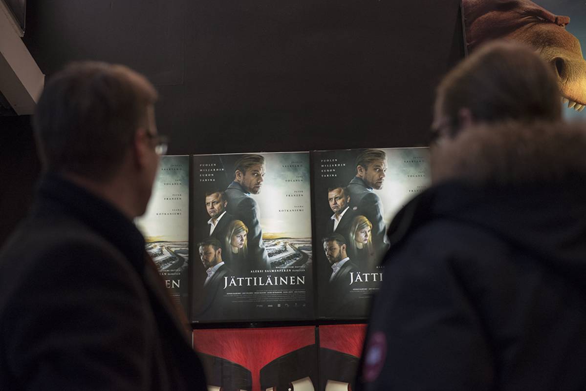 kaksi miestä elokuvateatterin aulassa