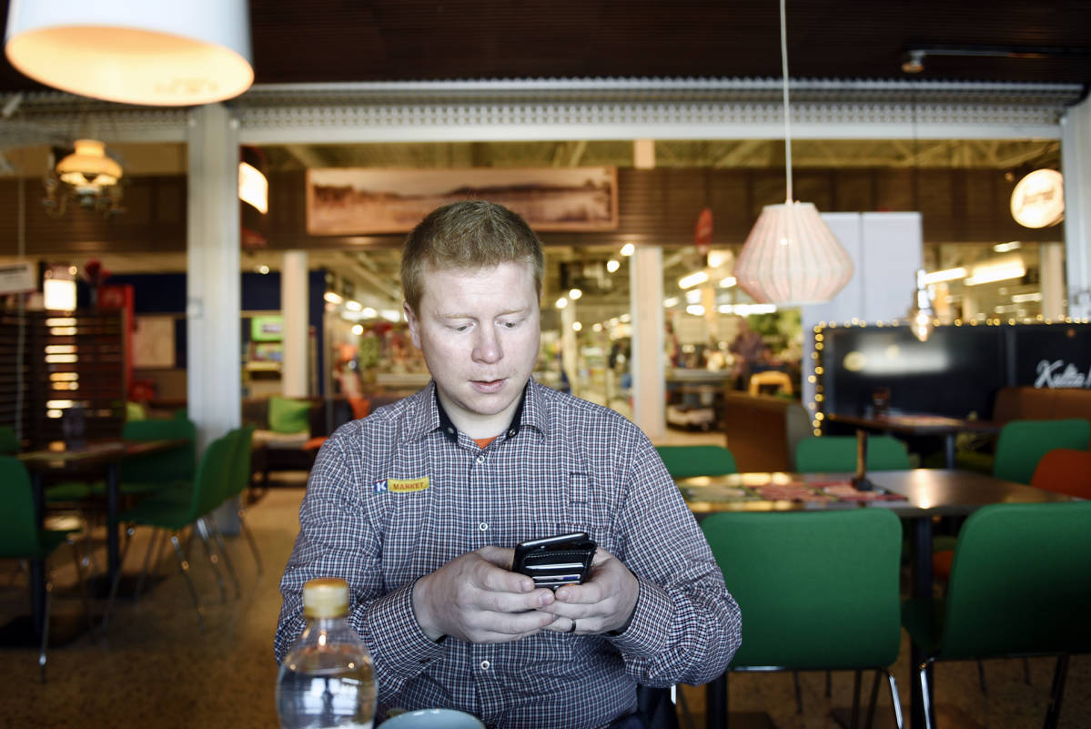 Sampo Kaulanen tutkii matkapuhelintansa.