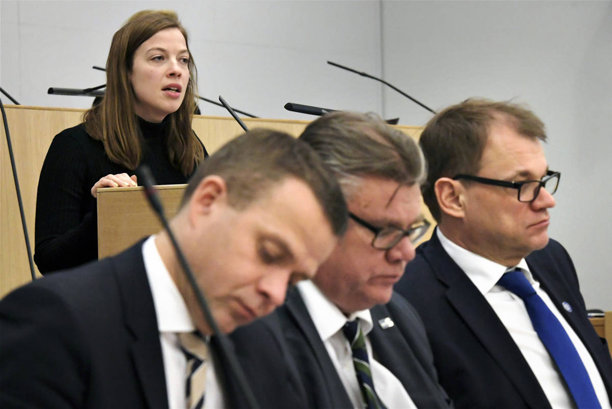 Kansanedustaja Li Andersson puhui eduskunnan täysistunnossa Helsingissä 8. helmikuuta 2017.  Etualalla valtiovarainministeri Petteri Orpo, ulkoministeri Timo Soini ja pääministeri Juha Sipilä.