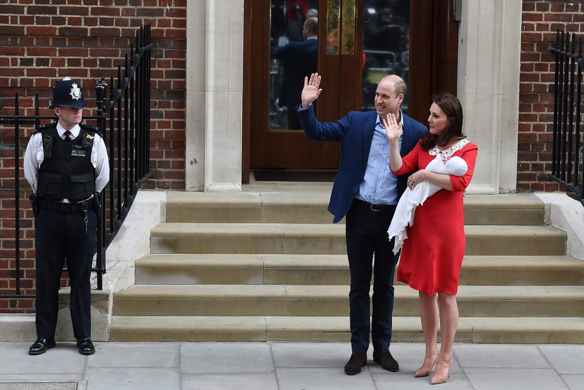 Prinssi William ja herttuatar Catherine esittelivät kolmannen lapsensa yleisölle heti tämän syntymäpäivänä. Kuvassa pariskunta vilkuttaa sairaalan edessä vauva Katen sylissä.