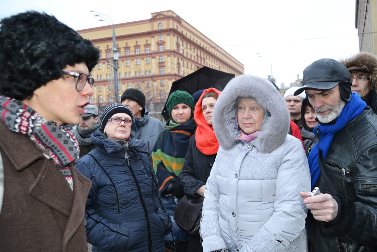 Opas kertoo vaikeuksista löytää tietoja vainojen uhreista.