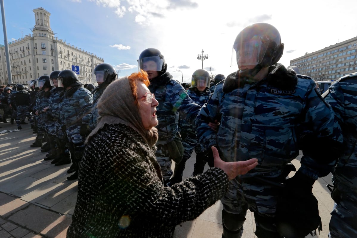 Mukana korruptionvastaisissa protesteissa oli myös vanhempaa väkeä. Moskova 26. maaliskuuta 2017.