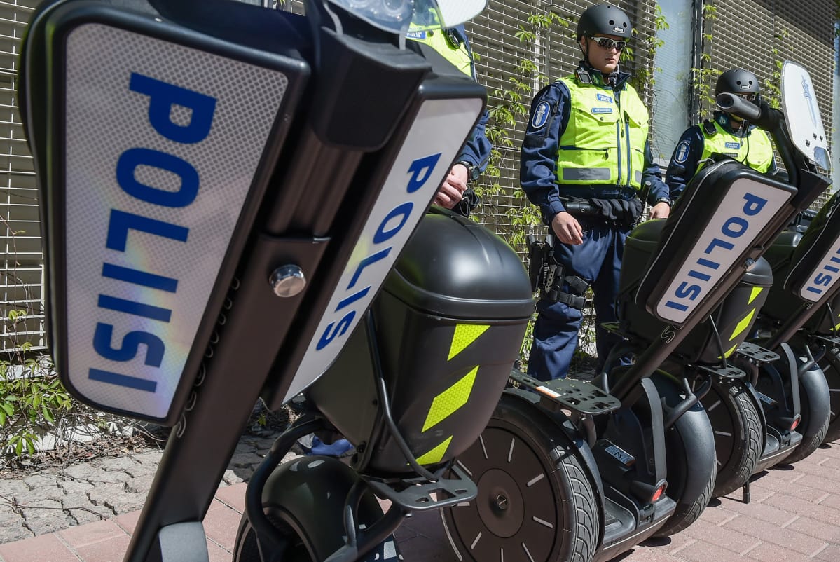 Poliisin sähkökäyttöisiä kaksipyöräisiä henkilönkuljettimia.