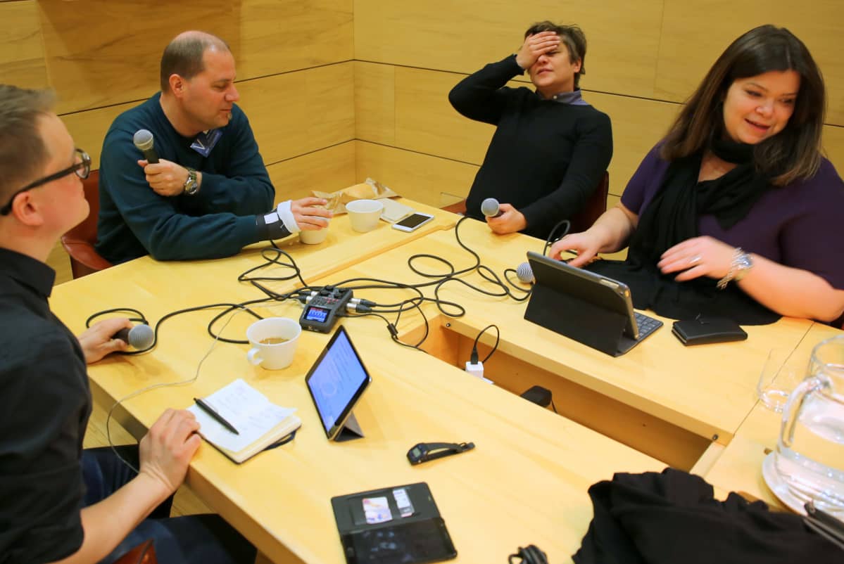Silvia Modig, Laura Rissanen ja Hannu Oskala ovat tehneet Valtuusto-podcastia lähes vuoden ajan.