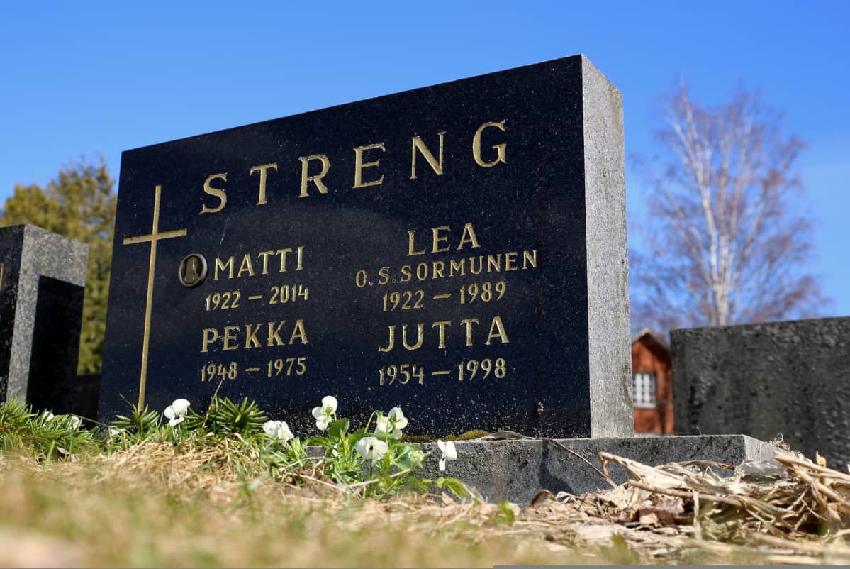 Pekka Streng on haudattu Myrskylän hautausmaalle. Samassa haudassa lepäävät vanhemmat Lea ja Matti sekä nuorempi sisko Jutta.