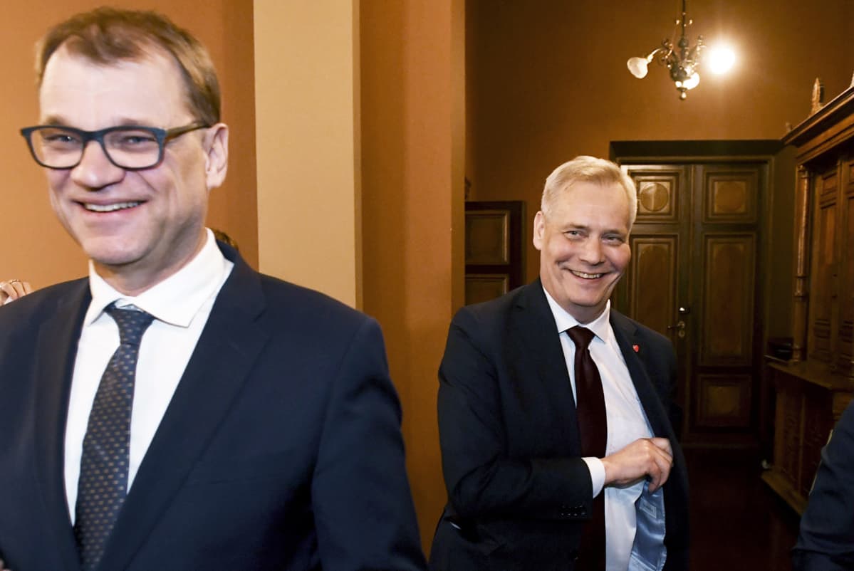 Rinne ja Sipilä naureskelevat.