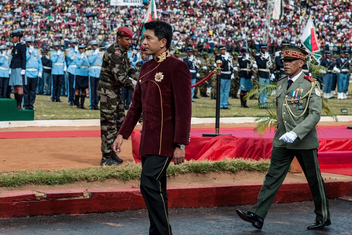 Andry Rajoelina kävelee sotilasjoukon edessä