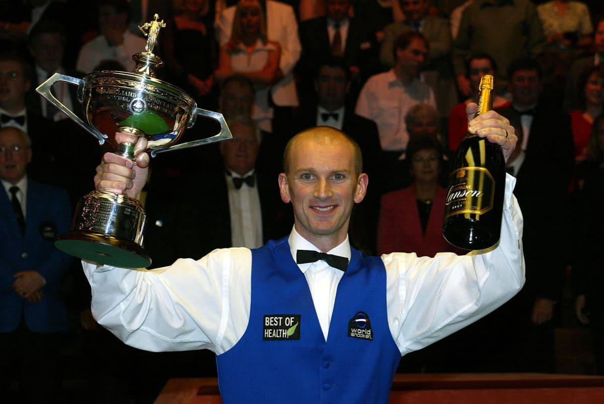 Peter Ebdon voitti vuoden 2002 MM-turnauksen, mutta sai heti perään kuuden viikon ajan selkäsaunaa nuorelta Ding Junhuilta.