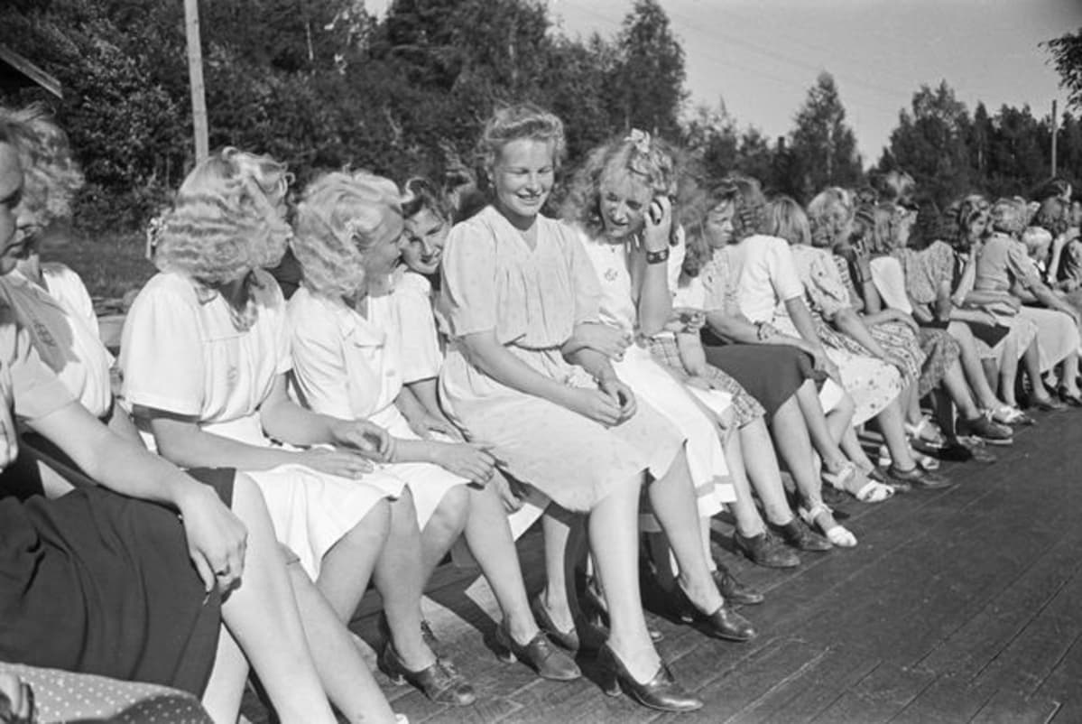 Kyytinen Pekka, kuvaaja 1945–1949 neitoja lavatansseissa