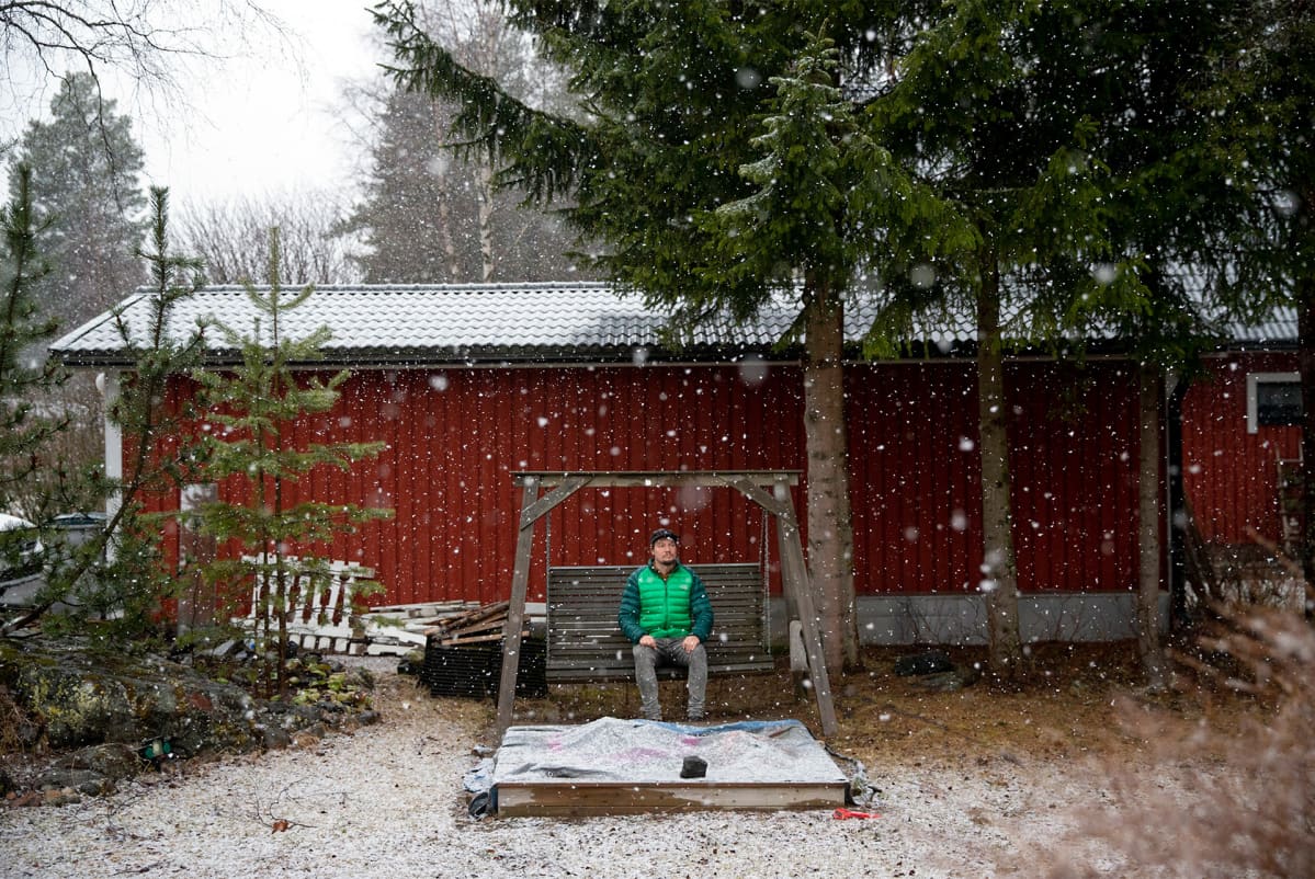 Maiju Pohjanheimon kuva miehestä keinussa