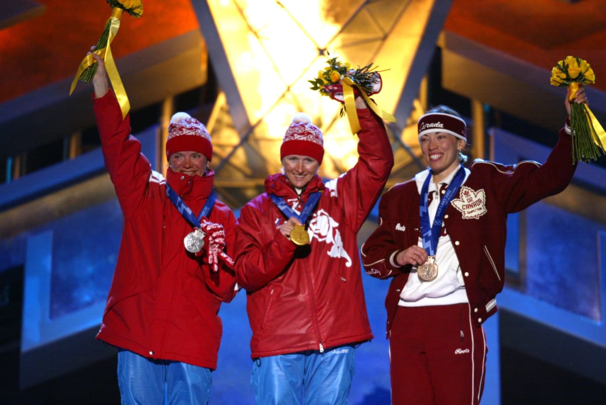 Larisa Lazutina (vas.) ja Olga Danilova (kesk.) voittivat molemmat kaksi henkilökohtaista olympiamitalia Salt Lake Cityn talvikisoissa 2002. Kaksikon tulokset kuitenkin mitätöitiin dopingkäryjen takia.