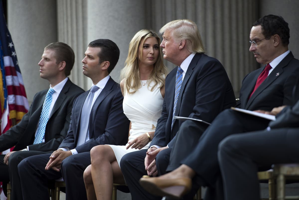 Trump lastensa kanssa