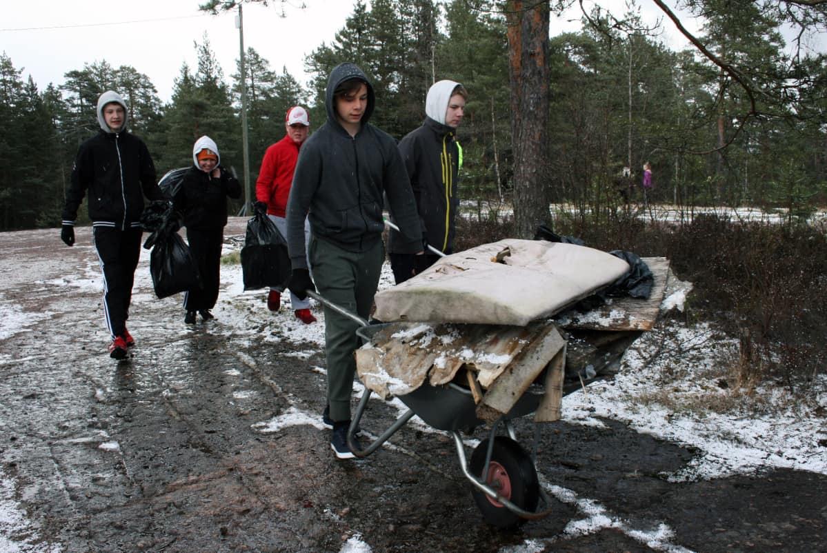 Nuoret työntävät kottikärryjä.