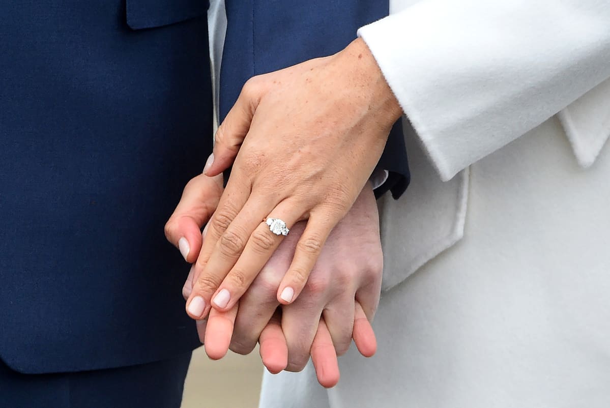 Prince Harry ja Meghan Marklen kädet ja sormus