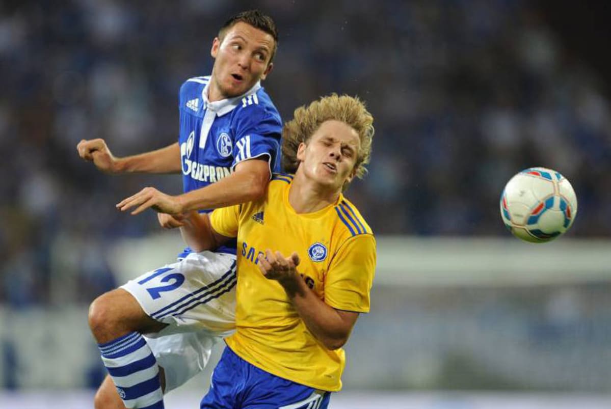 Schalken Marco Höger ja HJK:n Teemu Pukki kaksinkamppailussa.