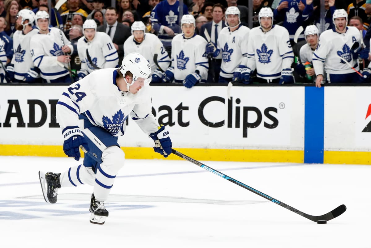 Kasperi Kapanen kuljettaa kiekkoa.