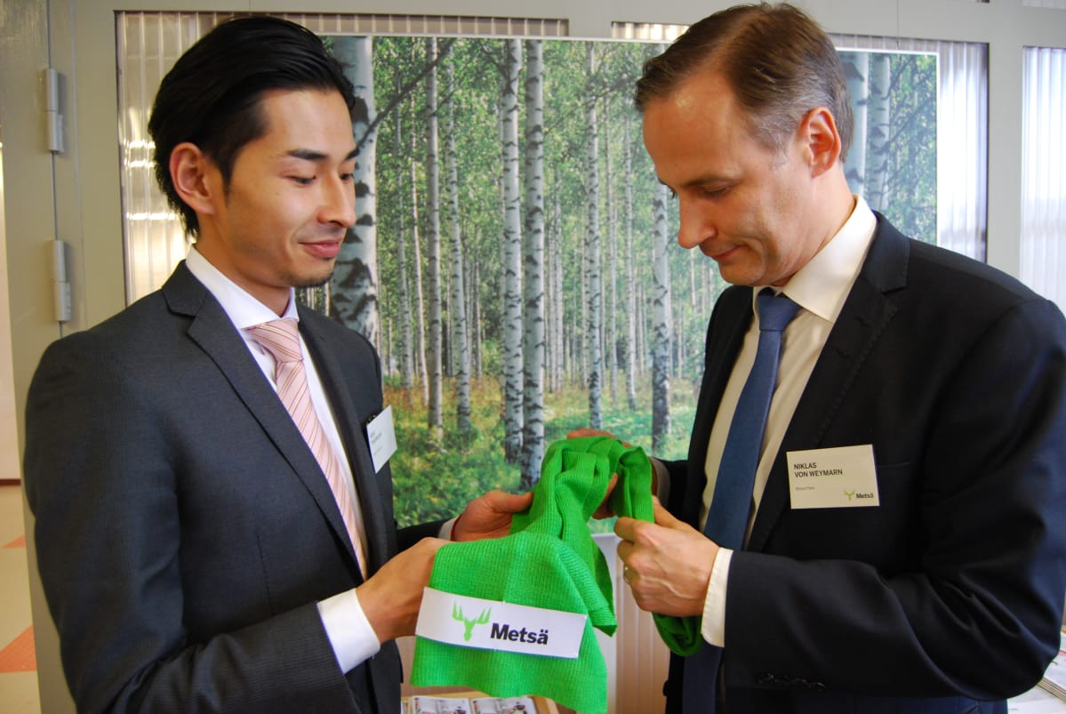 Keiji Takanashi Itochu Corporationista ja Metsä Fibren tutkimusjohtaja Niklas von Weymarn ja uusi innovaatio, sellusta tehty huivi.