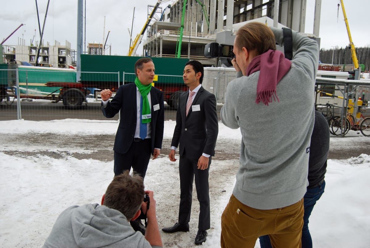 Keiji Takanashi Itochu Corporationista ja Metsä Fibren tutkimusjohtaja Niklas von Weymarn ja uusi innovaatio, sellusta tehty huivi. Huivi kiinnosti mediapäivässä Äänekosken biotuotetehtaalla helmikuussa 2016.