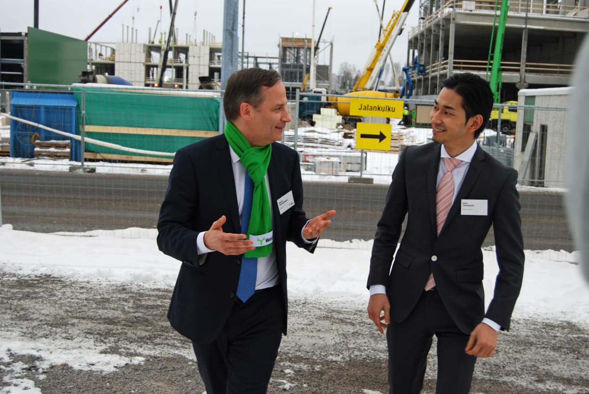 Keiji Takanashi Itochu Corporationista ja Metsä Fibren tutkimusjohtaja Niklas von Weymarn ja uusi innovaatio, sellusta tehty huivi. Huivi kiinnosti mediapäivässä Äänekosken biotuotetehtaalla helmikuussa 2016.