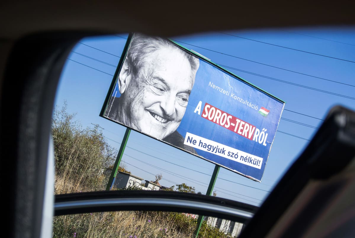 Tienvarsikyltti jossa on George Soros