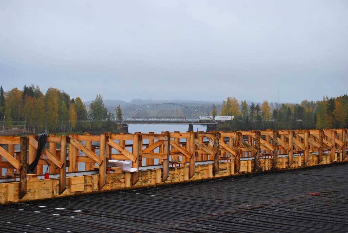 Tärttämäen rakenteilla oleva silta nelostiellä Äänekoskella. Taustalla näkyy vanha Kotakennään silta.