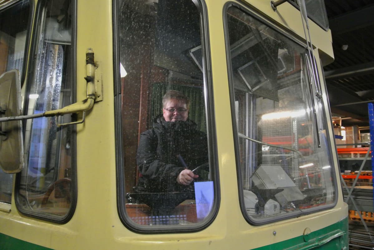 Tarja Sainio Kustaankartanon palvelukeskuksesta ratikan ohjaksissa.