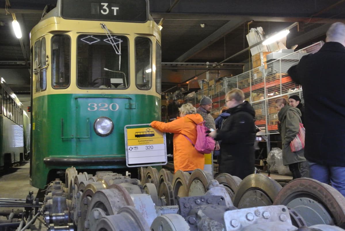 Vanha raitiovaunu hallissa.