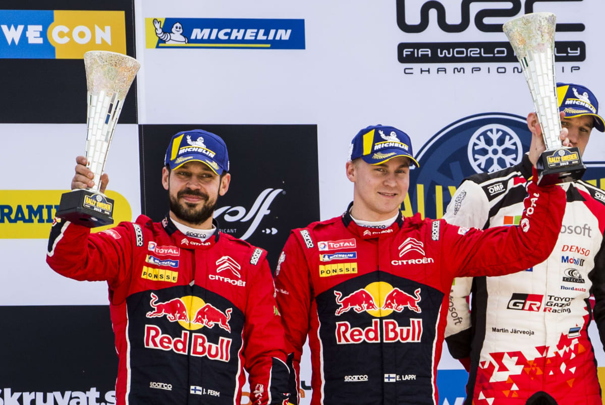 Esapekka Lappi ja Janne Ferm palkintopallilla Ruotsin MM-rallissa 2019. Toistaako kaksikko temppunsa myös Korsikalla?