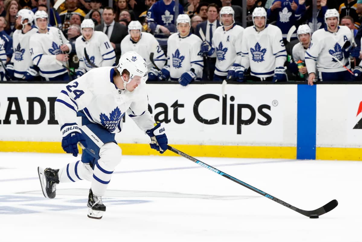 Kasperi Kapanen kuljettaa kiekkoa.