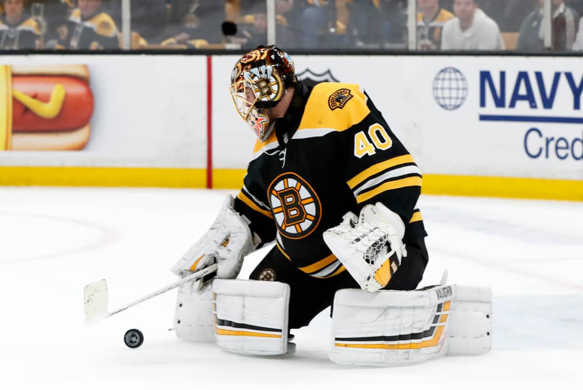 Tuukka Rask torjuu Bostonin maalilla.