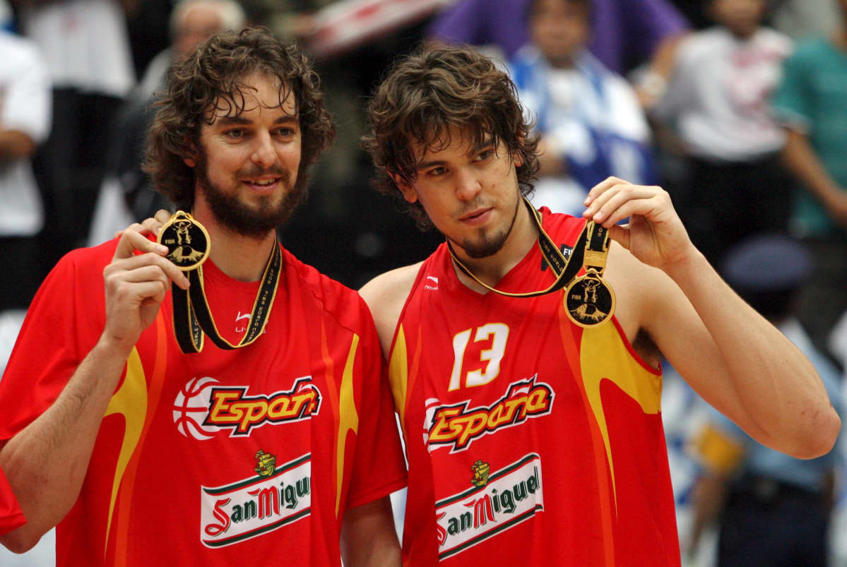 Veljekset Pau ja Marc Gasol kuvassa.