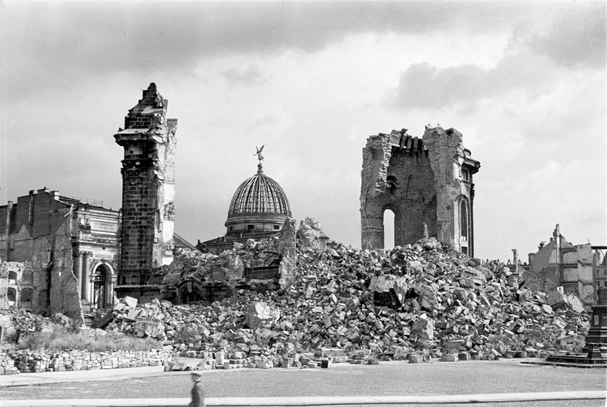 Frauenkirchen ja taideakatemian rauniot Dresdenissä 1945.