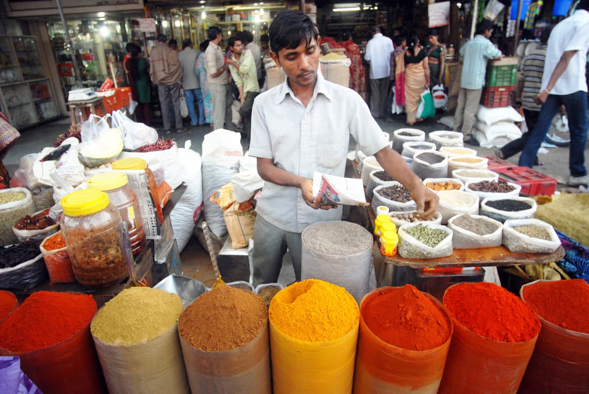 Maustekauppias Mumbaissa, Intiassa.