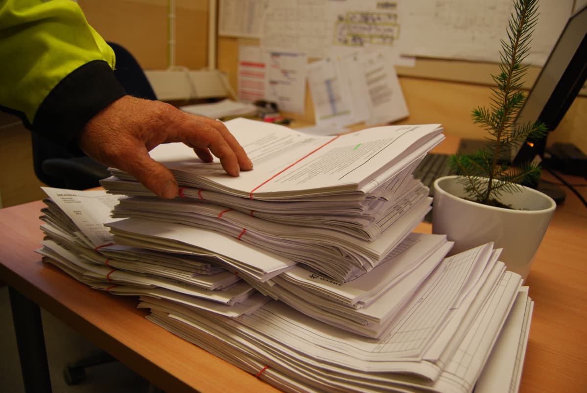 Mauno Helanderin työpaperipino