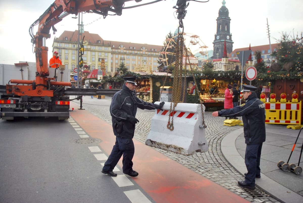 Poliisit pystyttivät betoniesteitä Dresdenin joulumarkkinoiden suojaksi.