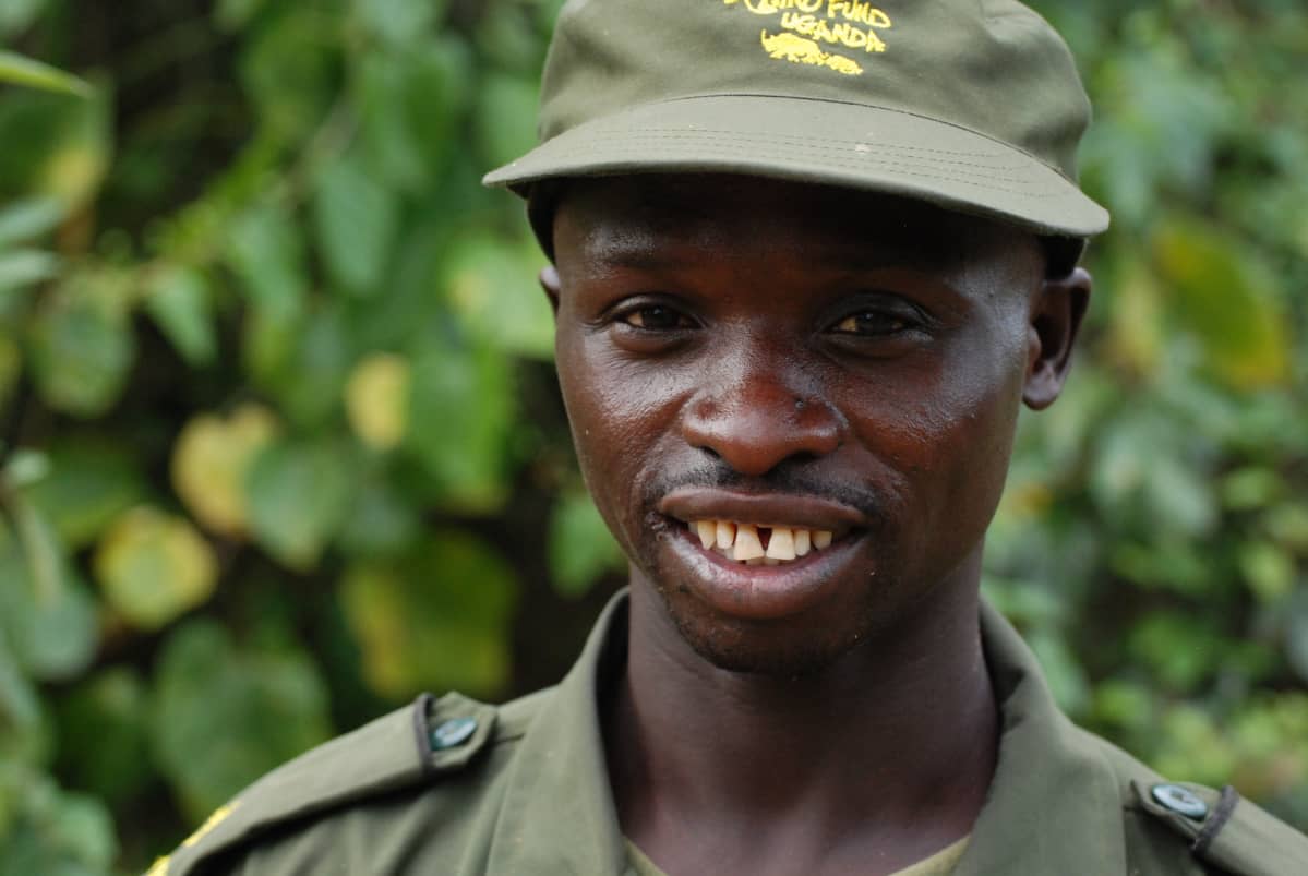 Metsänvartija Raymond Opio Ugandassa.