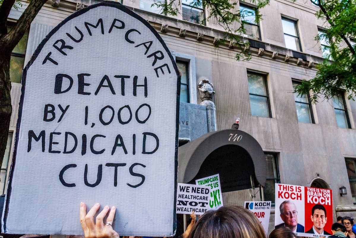 Trumpcarea vastustavia mielenosoittajia.