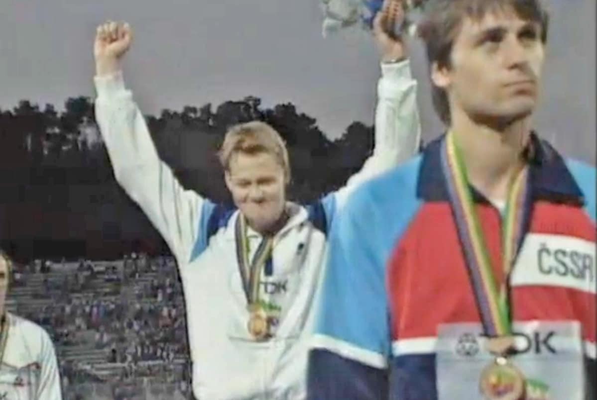 Seppo Räty juhlii keihäskultaa Rooman 1987 MM-kisoissa. Edessä tuima pronssimitalisti Jan Zelesny.