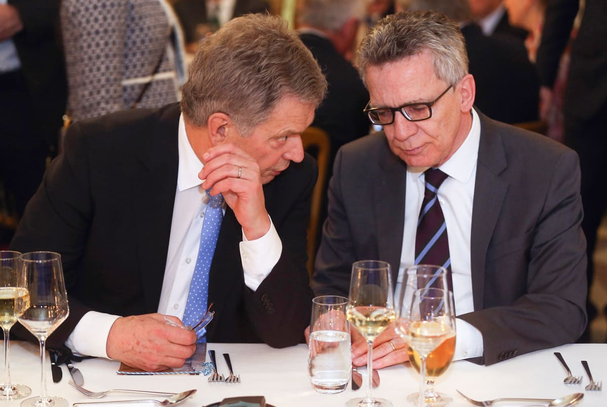 Sauli Niinistö ja Thomas de Maiziere keskustelevat Münchenin turvallisuuskokouksen vastaanotolla 18 helmikuuta. 2017.
