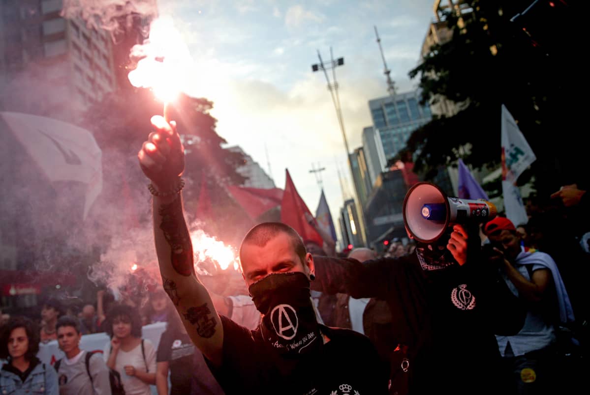 Ihmiset protestoivat oikeistopopulistien presidenttiehdokasta Jair Bolsonaro vastaan.