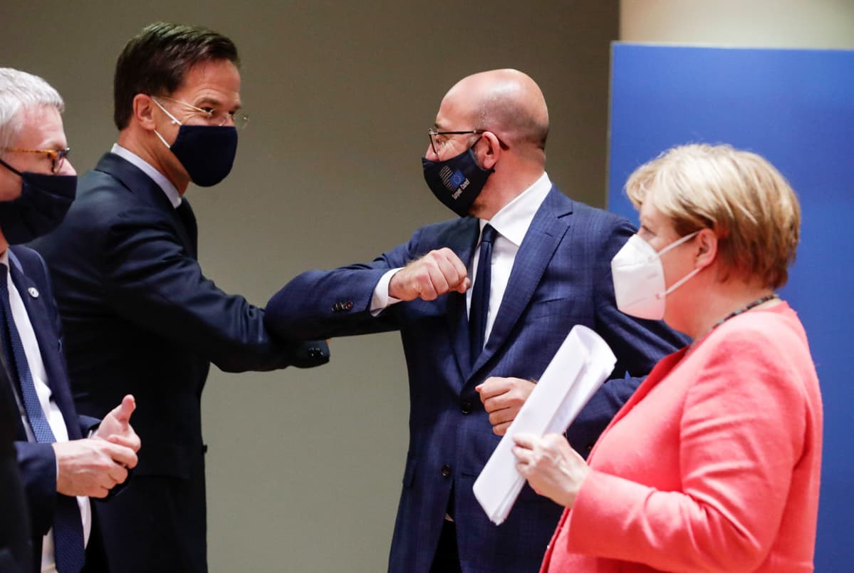 Mark Rutte, Charles Michel ja Angela Merkel tervehtivät kokouspaikalla Brysselissä