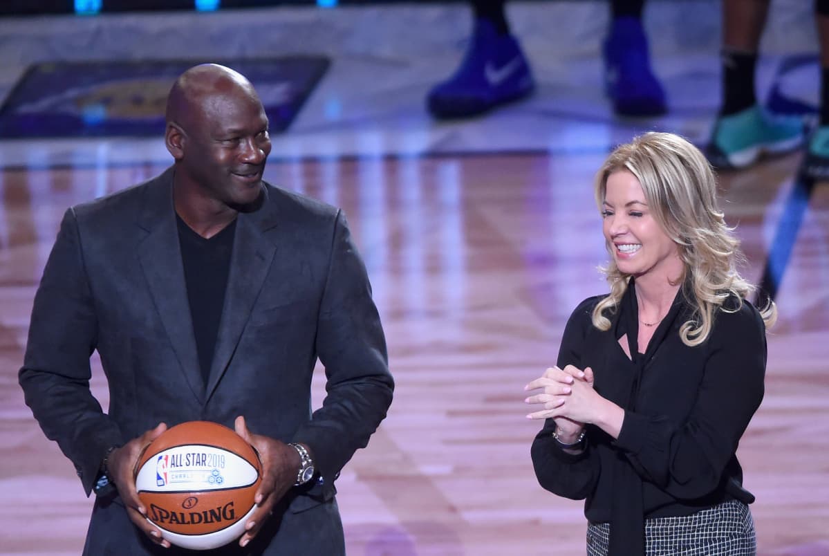 Jeanie Buss ja Michael Jordan keskustelevat tähdistöpelin yhteydessä vuonna 2018.