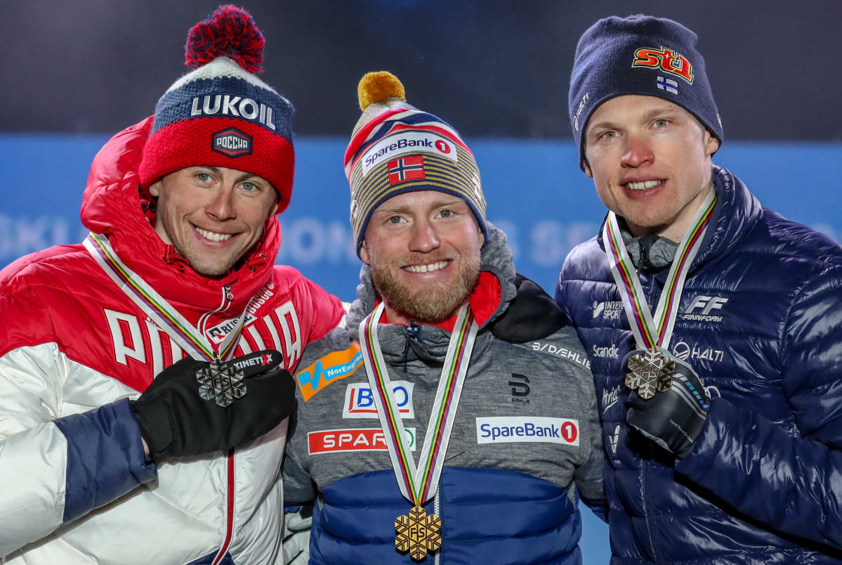 Aleksandr Bessmertnih, Martin Johnsrud Sundby ja Iivo Niskanen olivat miesten 15 kilometrin väliaikalähdön mitalikolmikko vuoden 2019 Seefeldin MM-kisoissa.
