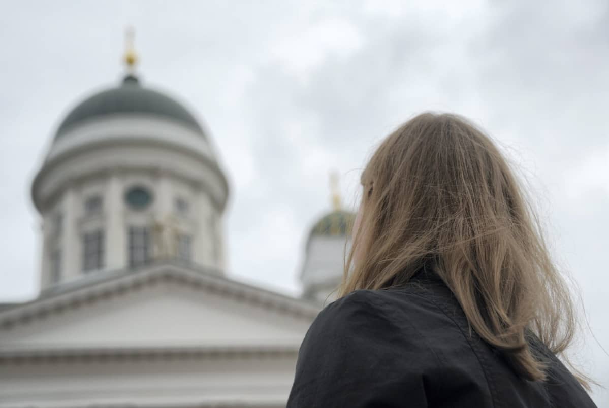 Nainen ja tuomiokirkko.