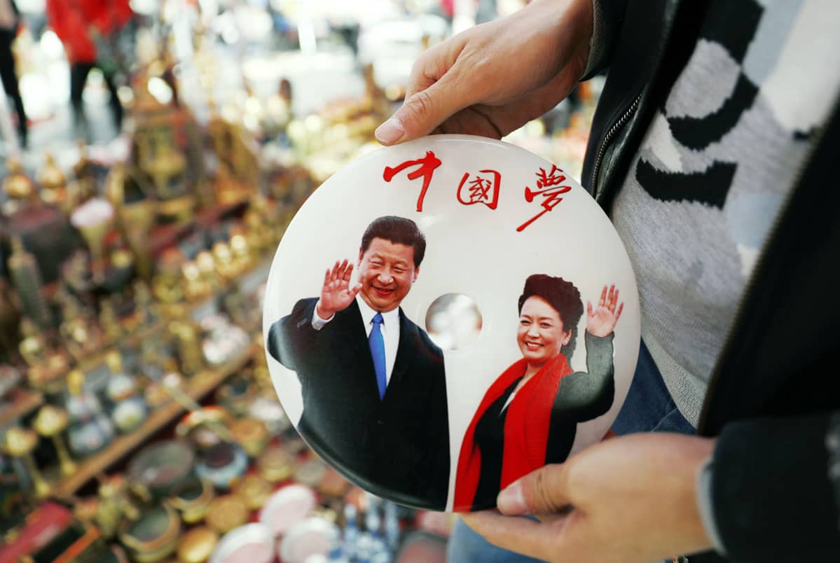 Xi Jinpingin ja Peng Liyuanin kuvalla koristeltu lautanen markkinoilla pekingissä.